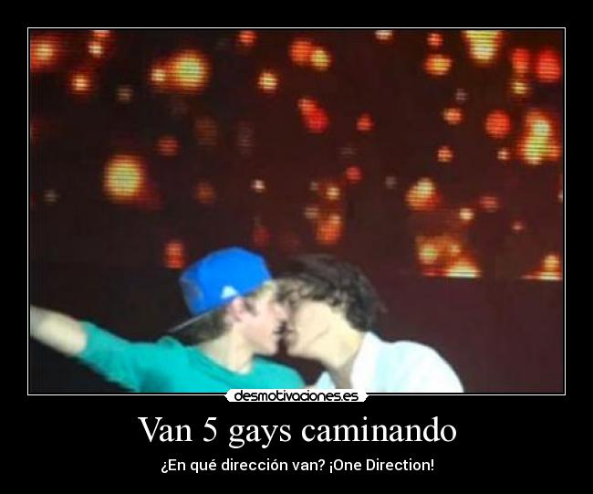 Van 5 gays caminando -