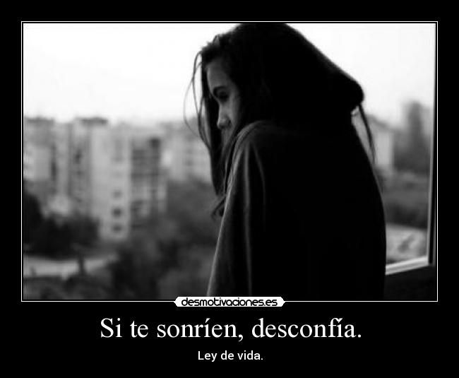 Si te sonríen, desconfía. - 