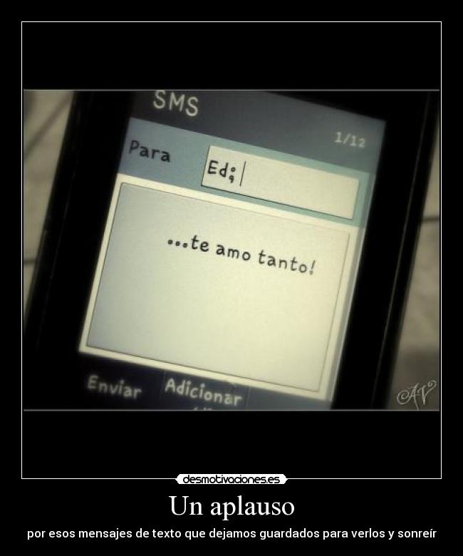 Un aplauso - por esos mensajes de texto que dejamos guardados para verlos y sonreír