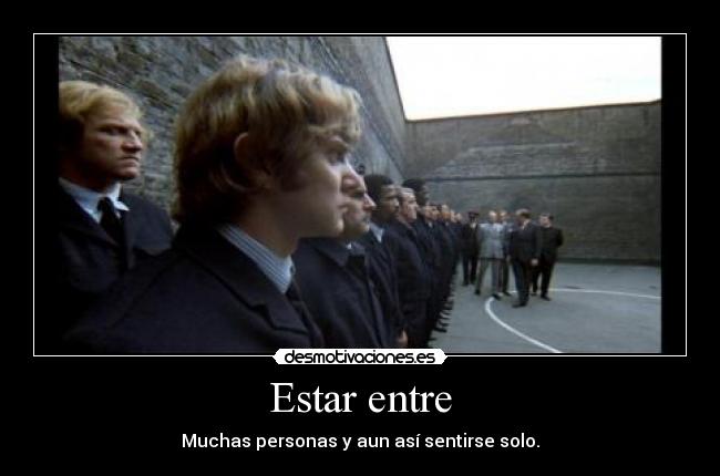 Estar entre - Muchas personas y aun así sentirse solo.