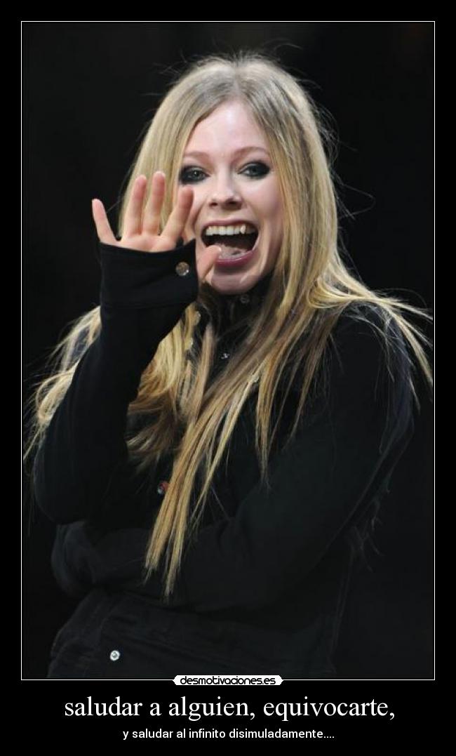 saludar a alguien, equivocarte, - y saludar al infinito disimuladamente....