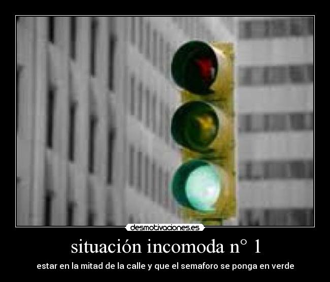 situación incomoda n° 1 - estar en la mitad de la calle y que el semaforo se ponga en verde