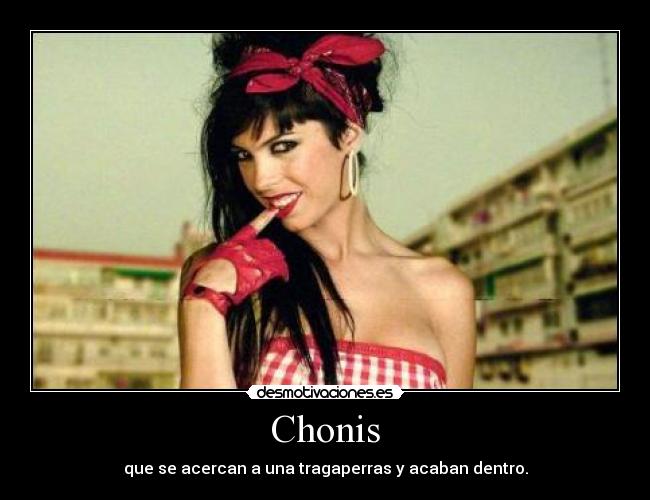 Chonis - que se acercan a una tragaperras y acaban dentro.