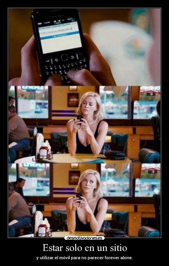 Estar solo en un sitio - y utilizar el móvil para no parecer forever alone.