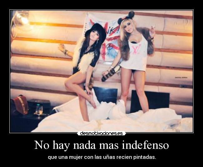 No hay nada mas indefenso - que una mujer con las uñas recien pintadas.