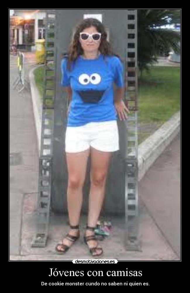 Jóvenes con camisas - De cookie monster cundo no saben ni quien es.