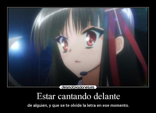 Estar cantando delante -