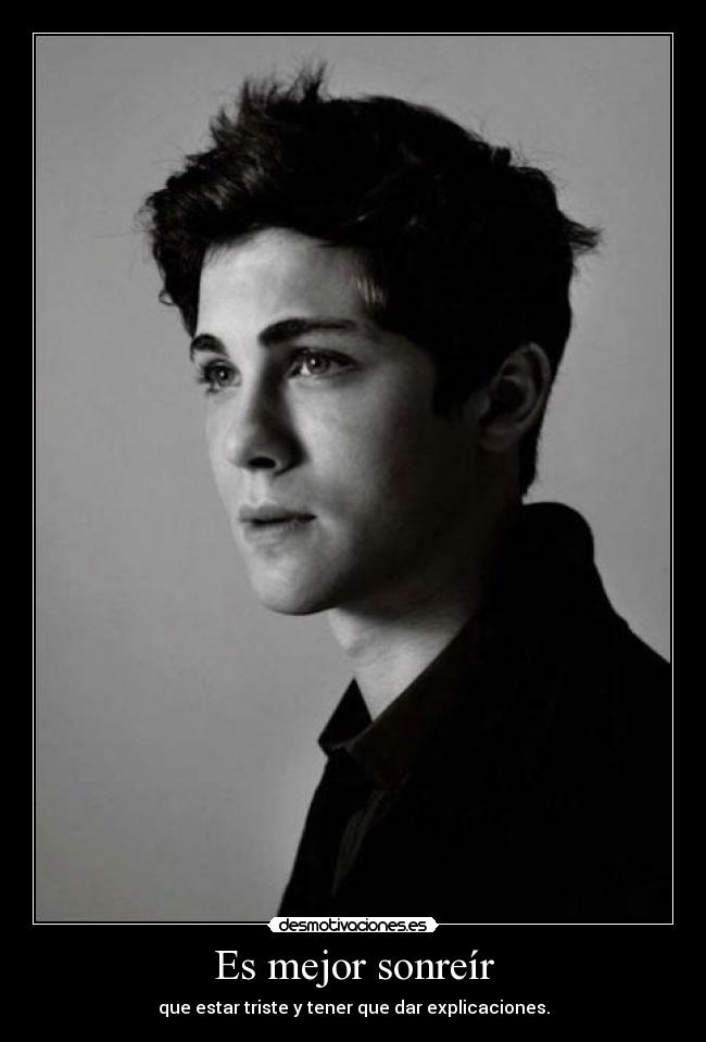 Es mejor sonreír - que estar triste y tener que dar explicaciones.