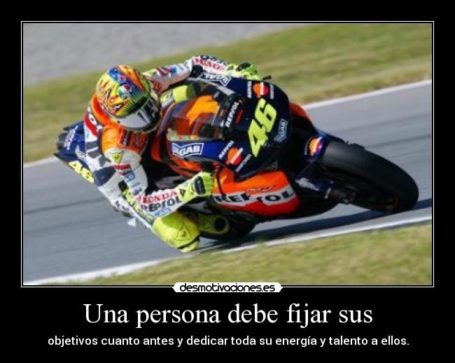 Una persona debe fijar sus - objetivos cuanto antes y dedicar toda su energía y talento a ellos.