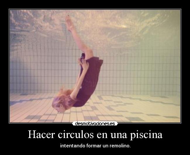 Hacer circulos en una piscina - intentando formar un remolino.