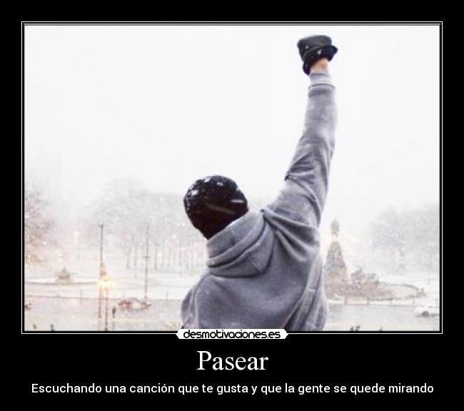 Pasear - Escuchando una canción que te gusta y que la gente se quede mirando