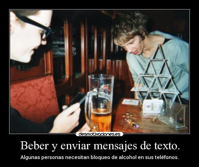 Beber y enviar mensajes de texto. -