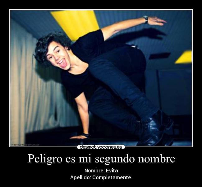 Peligro es mi segundo nombre - Nombre: Evita
Apellido: Completamente.