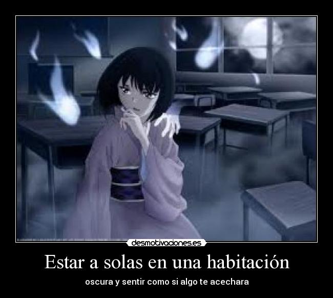 Estar a solas en una habitación - oscura y sentir como si algo te acechara