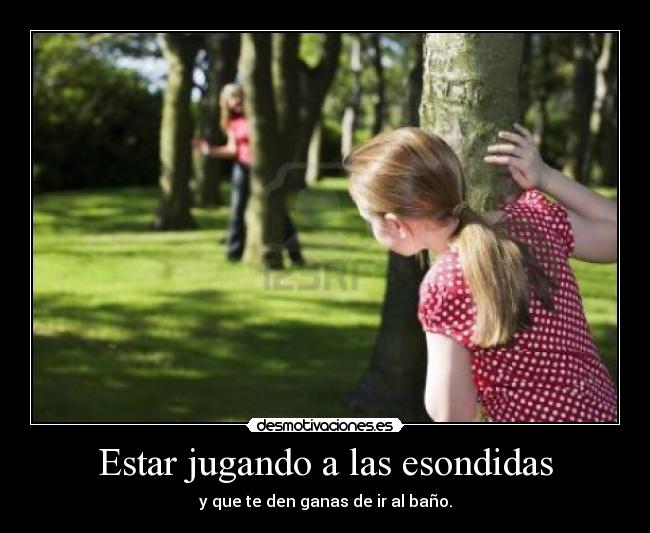 Estar jugando a las esondidas -