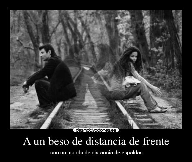 A un beso de distancia de frente - con un mundo de distancia de espaldas