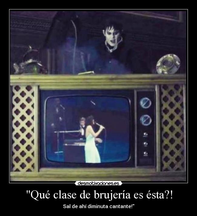 Qué clase de brujería es ésta?! - Sal de ahí diminuta cantante!