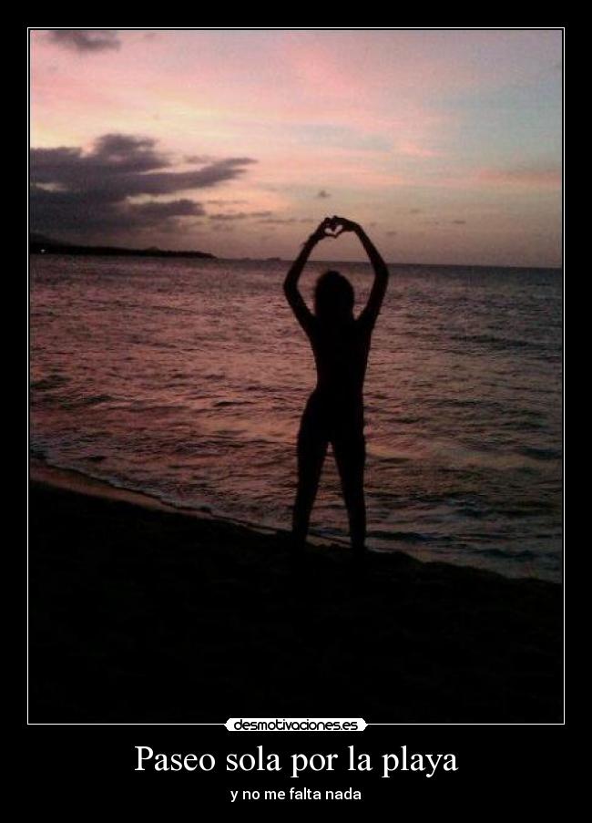 Paseo sola por la playa -