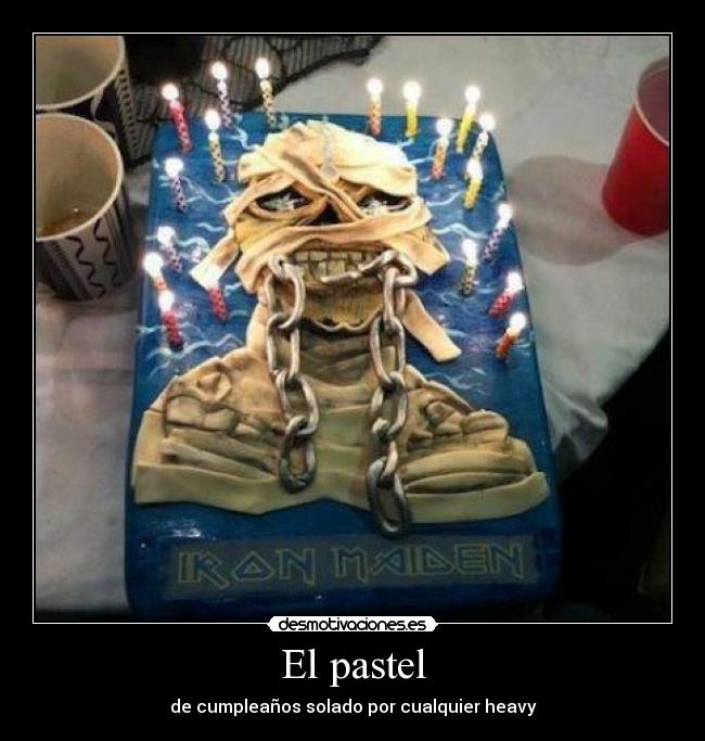 El pastel - de cumpleaños solado por cualquier heavy