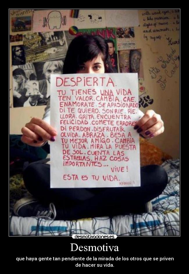 Desmotiva - que haya gente tan pendiente de la mirada de los otros que se priven de hacer su vida.