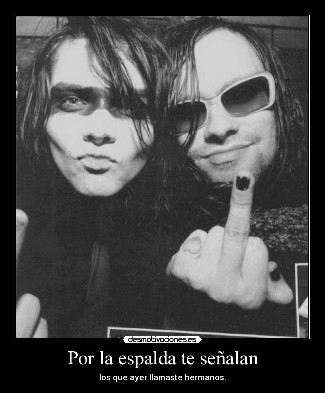 Por la espalda te señalan - los que ayer llamaste hermanos.