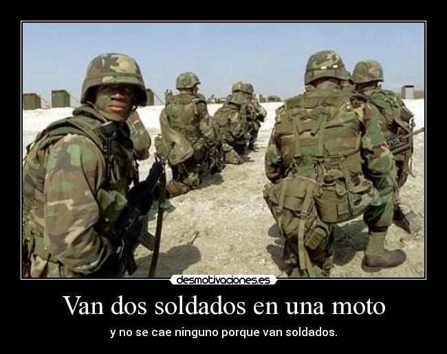 Van dos soldados en una moto - y no se cae ninguno porque van soldados.