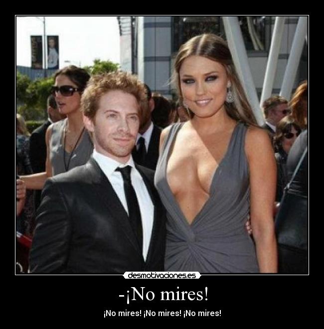 -¡No mires! - ¡No mires! ¡No mires! ¡No mires!