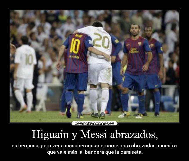 Higuaín y Messi abrazados, - 