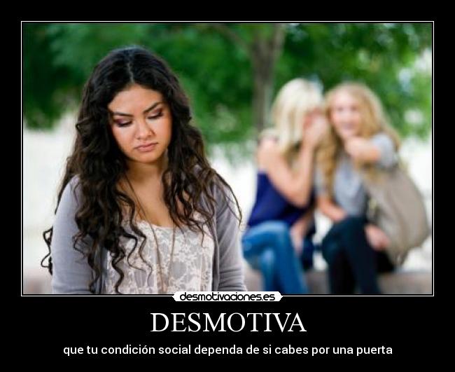 DESMOTIVA - que tu condición social dependa de si cabes por una puerta