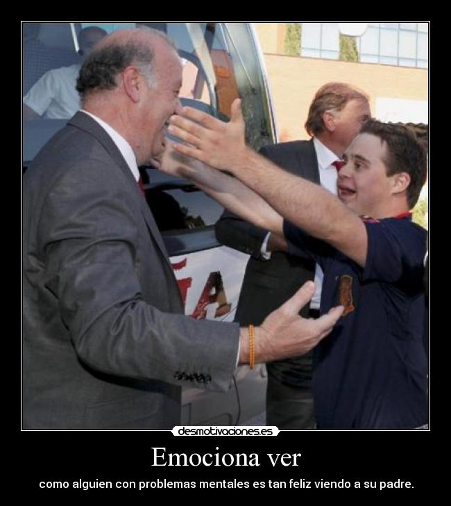 Emociona ver - como alguien con problemas mentales es tan feliz viendo a su padre.