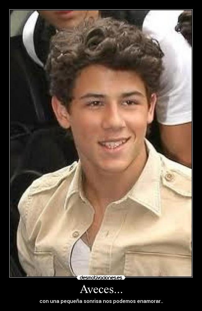 Aveces... - con una pequeña sonrisa nos podemos enamorar..