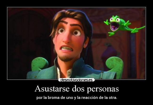 Asustarse dos personas - por la broma de uno y la reacción de la otra.