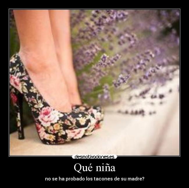 Qué niña - no se ha probado los tacones de su madre?