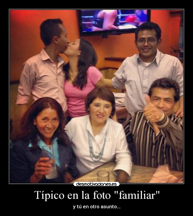 Típico en la foto familiar - y tú en otro asunto...