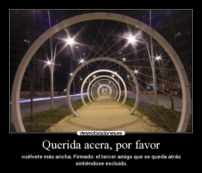 Querida acera, por favor - vuélvete más ancha. Firmado: el tercer amigo que se queda atrás sintiéndose excluido.
