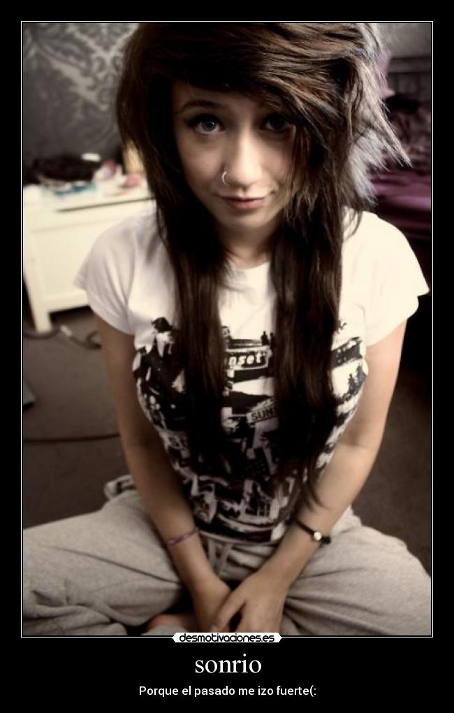 sonrio - Porque el pasado me izo fuerte(: