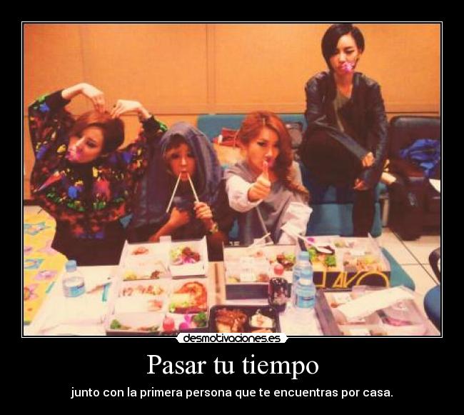 Pasar tu tiempo - junto con la primera persona que te encuentras por casa.