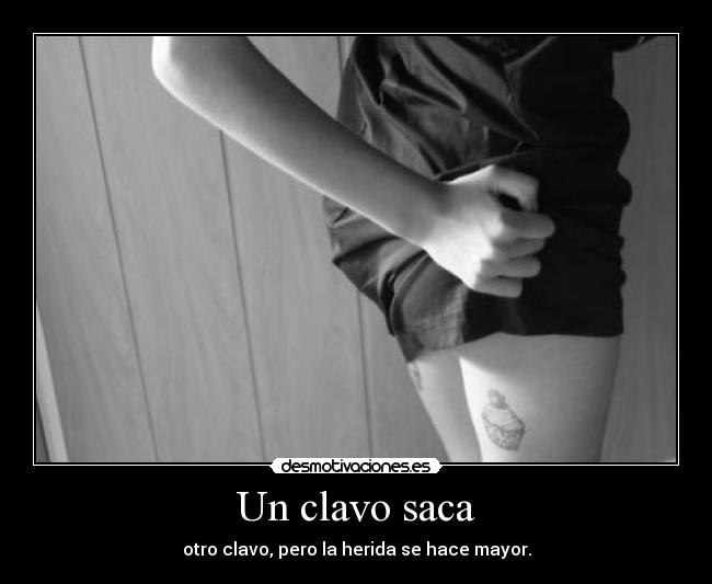 Un clavo saca -