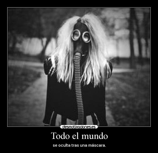 Todo el mundo - se oculta tras una máscara.