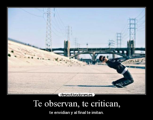Te observan, te critican, -