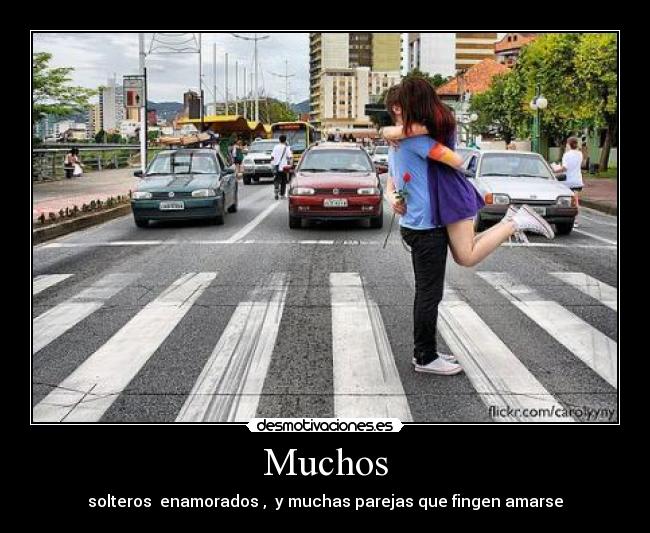 Muchos - solteros  enamorados ,  y muchas parejas que fingen amarse