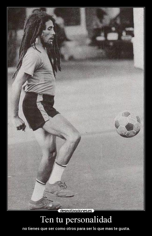 carteles bob marley jugando futbol desmotivaciones