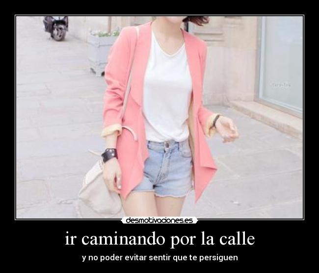 ir caminando por la calle -