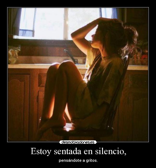 Estoy sentada en silencio, -