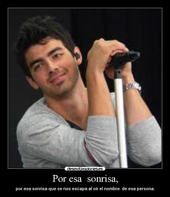 Por esa sonrisa, - por esa sonrisa que se nos escapa al oír el nombre de esa persona.