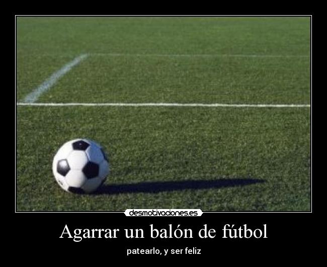 Agarrar un balón de fútbol - patearlo, y ser feliz