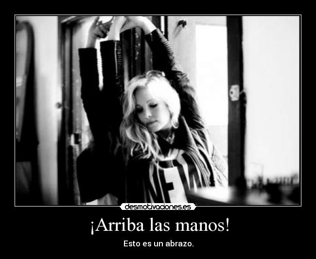 ¡Arriba las manos! - Esto es un abrazo.