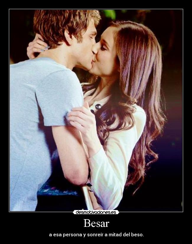 Besar - a esa persona y sonreír a mitad del beso.