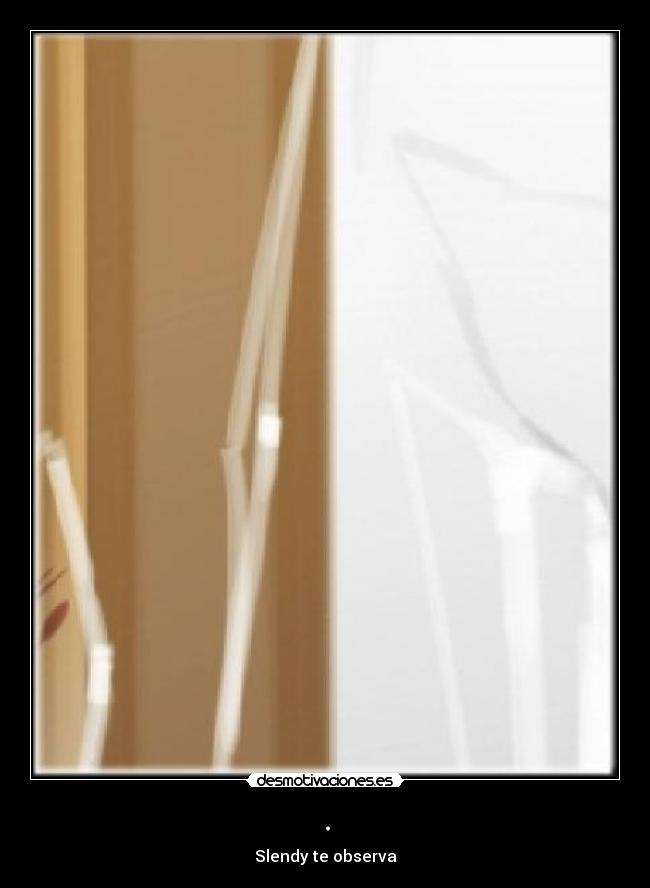 . - Slendy te observa