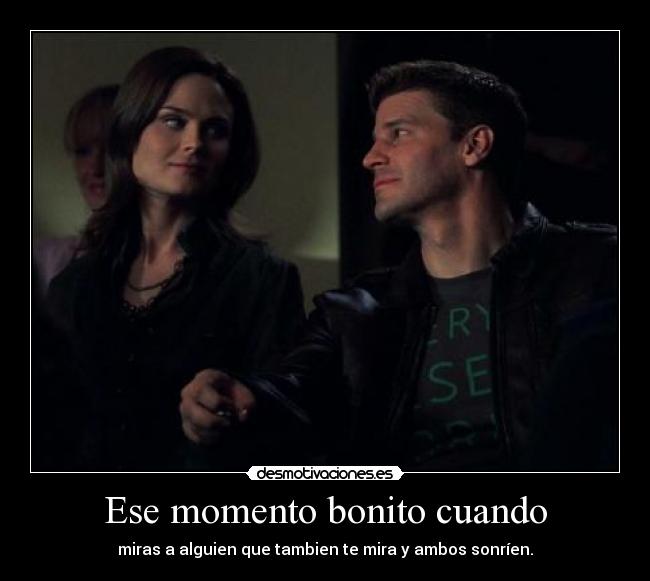 Ese momento bonito cuando - miras a alguien que tambien te mira y ambos sonríen.